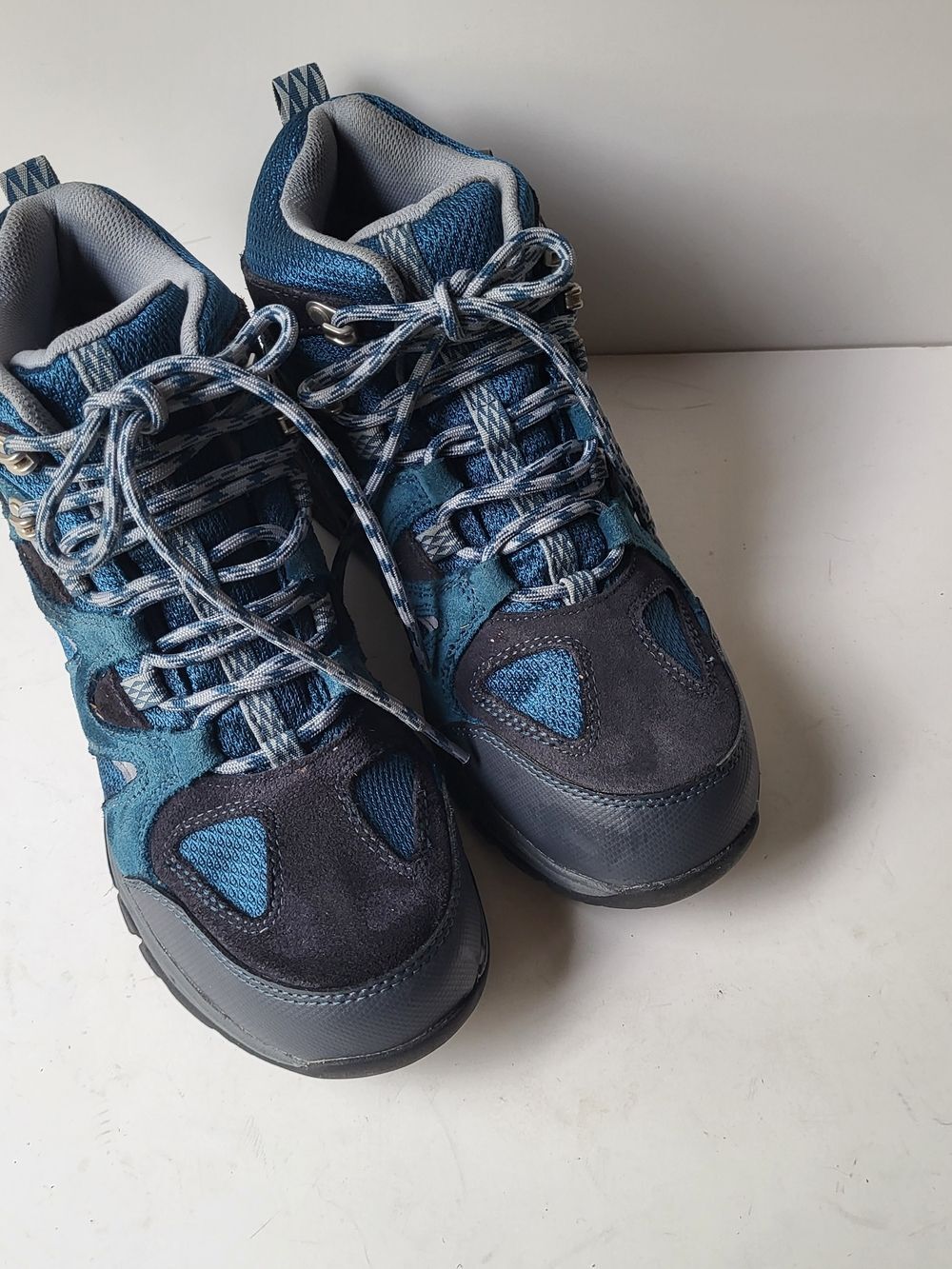 L.L. Bean Kids Blue and Navy Hiking Boots - 6